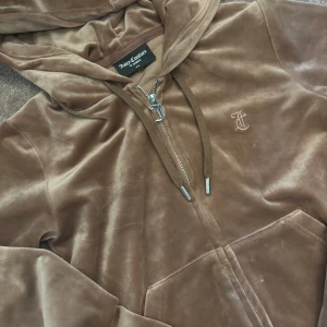 juicy couture tröja  - säljer denna tröja då den ej kommer till användning! storlek Xs i färg brun! pris kan diskuteras💕