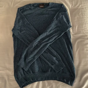 Oscar jacobson bomullströja - Säljer nu denna extremt exklusiva och fina  oscar jacobsontröja i bomull eftersom att den är för liten, model custer roundneck i str M Nypris ca 1599kr Mitt pris 599 Den är i perfekt skick! 