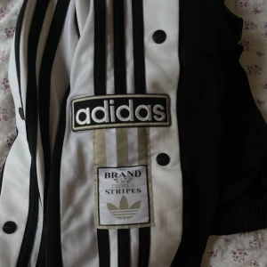 ADIDAS BYXOR  - Adidas byxor, breda, helt oanvända. Kan funka för både tjej & kille. 