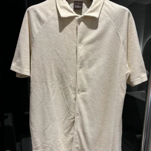 Oscar Jacobson Towelshirt - Towelshirt från Oscar Jacobson. Aldrig använd och nyskick. Säljes då den är för stor för mig. Nypris ~1400kr. 