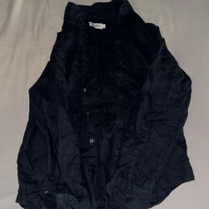 Dressman linneskjorta - Säljer nu min fina dressman linneskjorta i mörkblå eftersom den är för liten, den är i fint skick och nypris ca 699, mitt pris 299 Pris kan diskuteras!