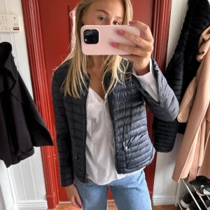 Polo Ralph Lauren jacka - Polo Ralph Lauren marinblå jacka som funkar året runt! Super snygg strlk S. Använd fåtal gånger, bra skick! 