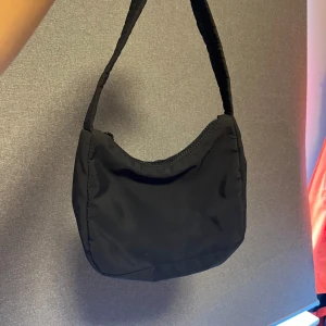 Ginatricot väska  - Simpel liten svart väska i bra skick, nypris var 199 kr säljer för 80 kr. 