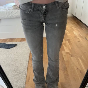 Gråa jeans från gina - Säljer dessa jätte snygga jeans från ginatricot, knappt använt. Omsydda till lågmidjade eftersom jag tycker om den passformen mer men är tyvärr tvungen och sälja för dom sitter väldigt tajta i midjan. Hör av dig vid intresse 🤗❤️ nypris 499