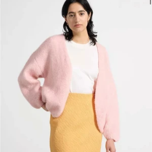 Lindex kofta  - Säljer denna jätte fina lindex kofta som är slutsåld, använd fåtal gånger så jätte fint skick💕