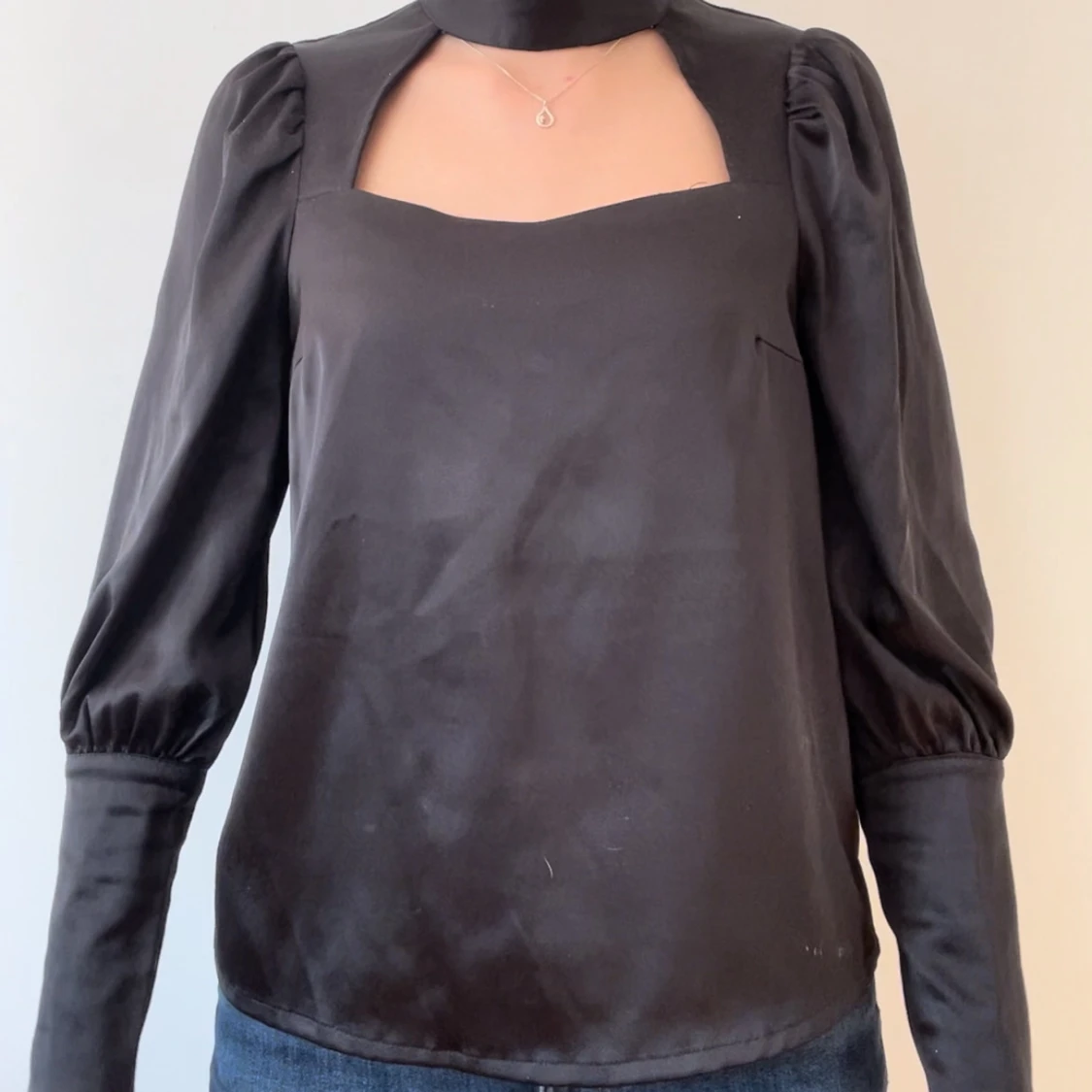 Svart blus med puffärmar