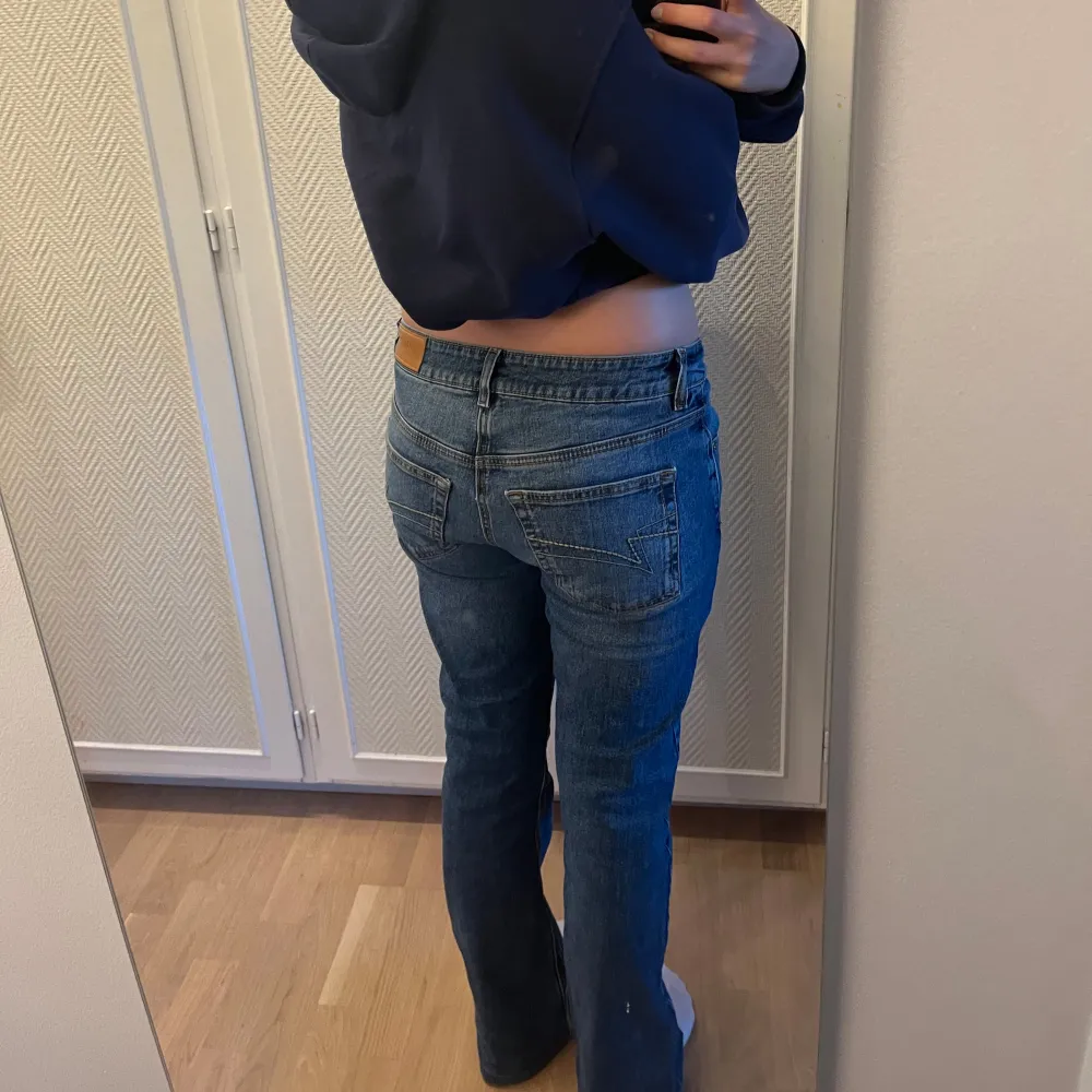 Säljer dessa jätte snygga utsvängda och lågmidjade jeans från junkyard i storlek M😍. Jeansen är uppsydda av skräddare så de passar längd 160-167 cm (jag är 165 cm lång). På bild 4 ser ni en defekt, en liten lagning som knappt syns😇. Jeans & Byxor.