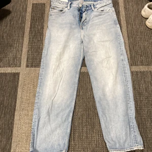 Jeans - Loose fit jeans i storlek 32/33 från Hm. Knappt använda.