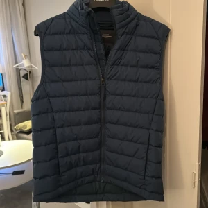 Väst dressman - Väst dressman utan defekter, storlek small. Hör av dig vid ytligare frågor! Mvh Melker 