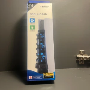 Cooling fan till ps5 - En Cooling fan till ps5  Perfekt om din ps5 blir för varm när du spelar  Den är ny Skickar bara med PostNord 