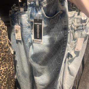 Hej jag söker diamant jeans elr jeans med stenar I storlek L eller 40/42