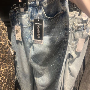 SÖKER DIAMANT JEANS - Hej jag söker diamant jeans elr jeans med stenar I storlek L eller 40/42