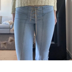 Jeans med snörning  - Super coola jeans som jag köpte här på plick, dom har tyvärr inte kommit till så mycket användning. Men dom är lite slitna längs ner på ena benet.😍