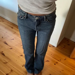 Lowwaist jeans Gina Tricot  - Lågmidjade raka jeans från Gina tricot. Lite uppklippta längst ner så att de faller snyggt över skor. Storlek 34.