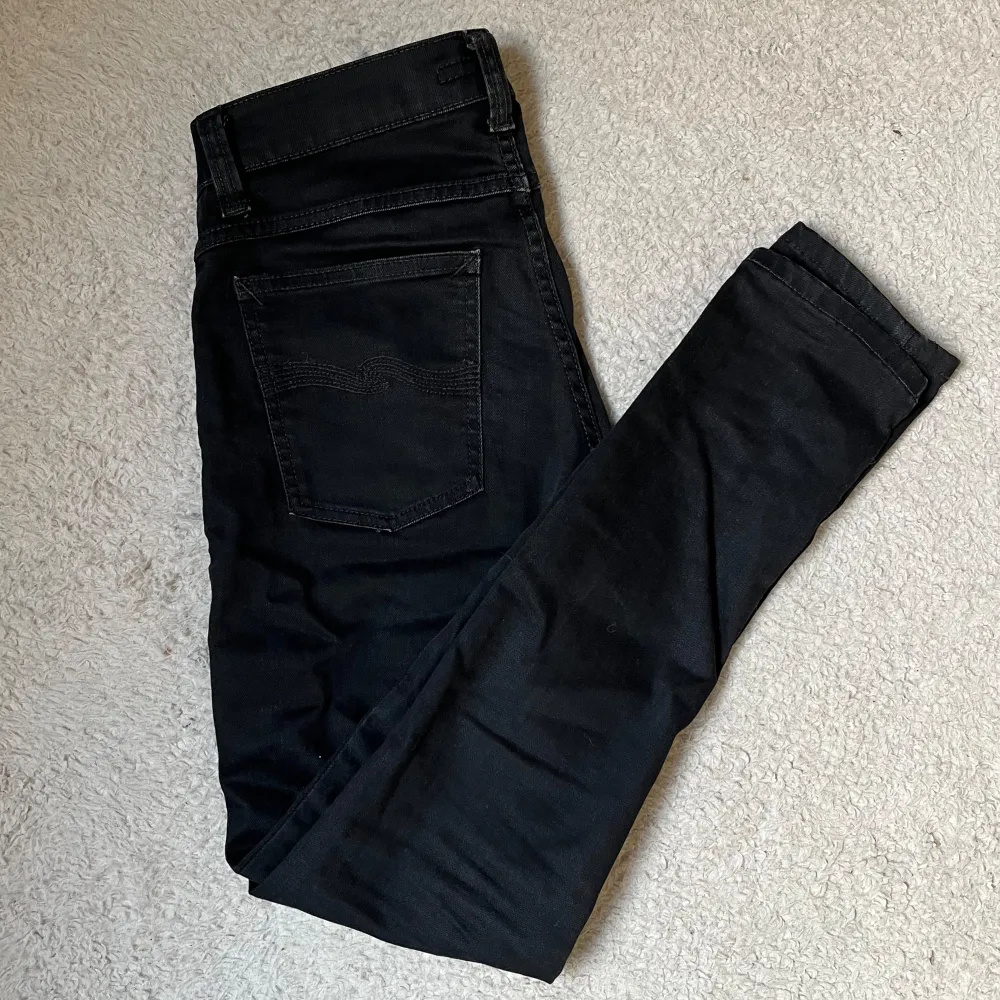 Tjenare! Jag säljer ett par feta Nudie jeans i storlek w28 l30 dem är i bra skick inga slitningar eller hål. om det är något du undrar så tveka inte på att skriva till mig!😃. Jeans & Byxor.