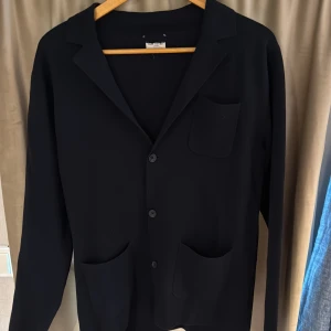 Kofta - John Henric kofta/kavaj riktigt bra skick. Storlek L och stor i storlek. Nypris runt 1000 SEK