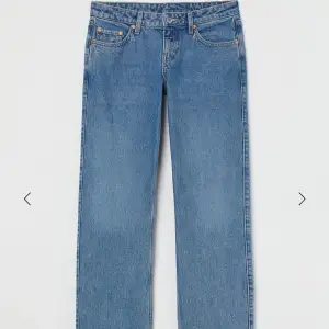 Weekday arrow jeans, lågmidjade i storlek 26/32, andvänt fåtal ggr, nyskick💕 köpta för 590kr säljer för 400❣️ kan gå med på ett rimligt lägre pris🙏🏽