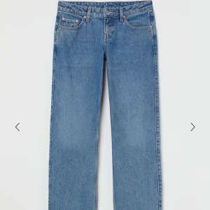 Weekday arrow jeans, lågmidjade💕 storlek w26 L32 - Weekday arrow jeans, lågmidjade i storlek 26/32, andvänt fåtal ggr, nyskick💕 köpta för 590kr säljer för 400❣️ kan gå med på ett rimligt lägre pris🙏🏽