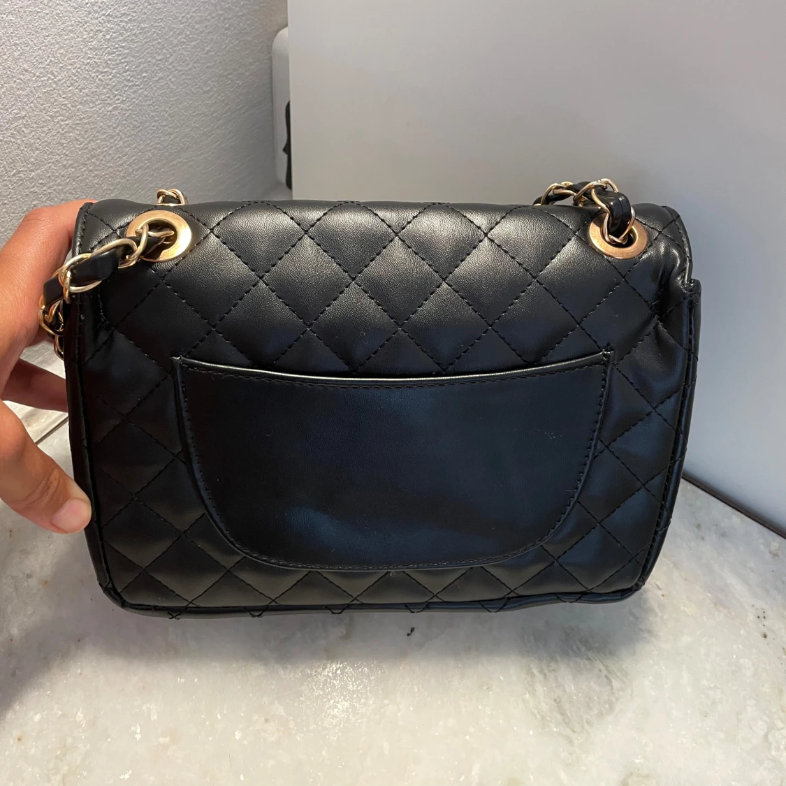 Svart väska med gulddetaljer - 90