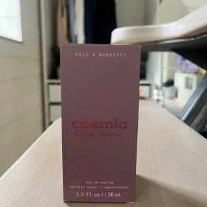 Cosmic Eau de Parfum av Kylie Jenner - Säljer en oanvänd parfymflaska från Kylie Jenner, Cosmic. Parfymen är 30 ml och är helt oanvänd. Säljer då jag har 2, fick en i present. Perfekt för den som vill ha en doft som sticker ut!  Nypris: 600kr