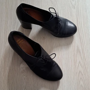 Stövletter -  Svarta stövletter från Vagabond med snörning. Högklackade och påminner lite om de viktorianska stövlarna som trendar på instagram.  De är relativt använda med har en smygg patina och är i gott skick.