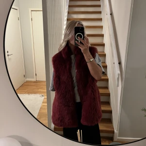 Vinröd pälsväst!! - Snygg pälsväst köpt second hand!! Unik och perfekt till hösten!! 
