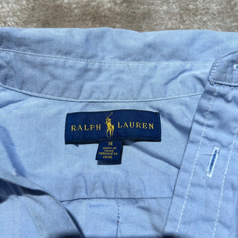 Riktig stilren skjorta från Ralph lauren i jätte fint skick 8/10.storlek 14 barn. Fåtal defekter, skriv gärna om du har några frågor🤗. Skjortor.