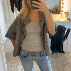Trekvartsärmad kofta - Säljer denna gråa stickade trekvartsärmade koftan med knappar jag köpt secondhand! Passar till allt 🩷