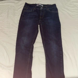 Levis jeans  -  Levis jeans är ganska bra form har använt dem kanske en månad och är jättebra skick de är som nya