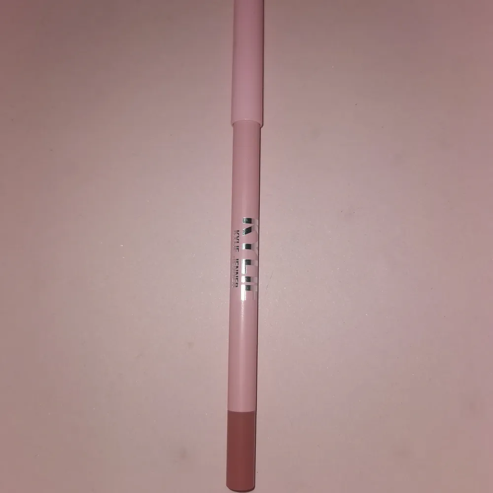 Kylie Cosmetics Lip Liner i färgen Koko K. Fin Nude färg i Rosa.. Skönhet.