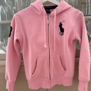 Ralph Lauren Zip - Rosa Ralph Lauren Zip hoodie utan några tecken på användning. Står M/M i storleken men skulle säga att den sitter som XS🩷 Skriv privat för fler bilder