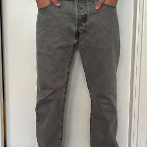 Grå jeans från Levi's - Säljer ett par snygga grå 501 jeans från Levi's.w31 L30 