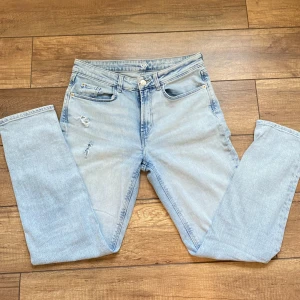  raka låga jeans - Ett par snygga jeans som jag har använt enbar ett par gånger. Sitter perfekt i midjan🥰Hör av er om ni är intresserade!