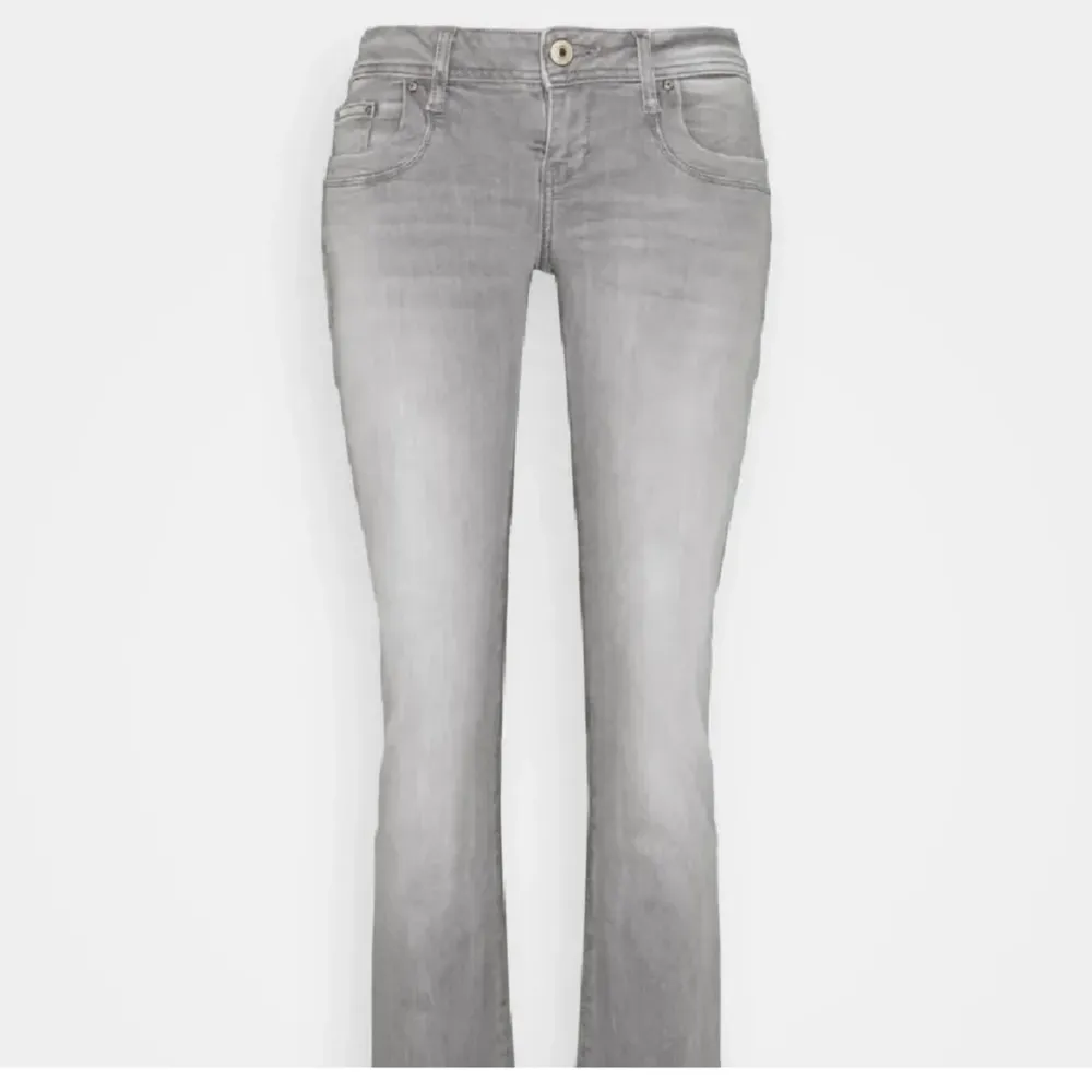 Vil gärna byta dessa mot ett par i w27 l 30  eller liknande de är i w30 L32. Jeans & Byxor.