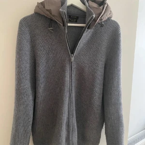 Massimo dutti cardigan  - Mycket fet cardigan! Använt den ett få antal gånger.   Storlek M och är i ett mycket bra skick Snabb affär = lägre pris 