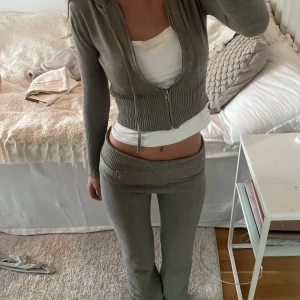 Mjukisset - Snyggaste mjukissetett från yamz ”destiny set”. Köpt för 1350kr från deras hemsida, säljer priset för båda delarna, kommer ej till användning därav lågt pris😇toppskick o perfekt till hösten/vintern mys!!