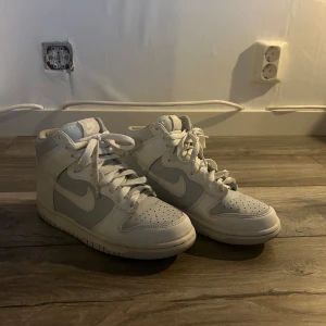 Nike Air Force 1’07 limited edition  - Köpte skorna på JD sports i Stockholm. Finns inte längre att köpa nånstans vad jag vet. Fint skicka och knappt använda. 