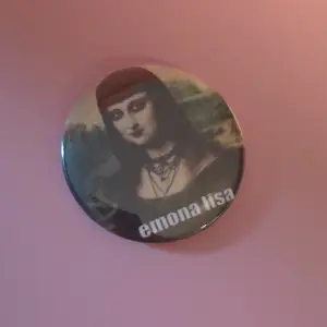 Emo mona Lisa pin; gör på efterfrågan 