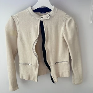 Filippa K kofta  - Tröja med dragkedja och två knappar från Filippa K, köpt för ca 1,5 år sedan men sparsamt använd, storlek s men liten i storleken. Passar perfekt till hösten eller kalla sommarkvällar. Funkar att ha både stängd eller bara knäppt med knappar.