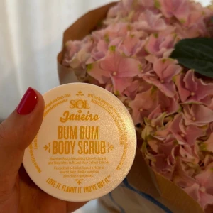 Sol de Janeiro Bum Bum Body Scrub - Sol de Janeiro Bum Bum Body Scrub är en populär kroppsskrubb som är känd för sin unika doft och exfolierande egenskaper.  75 g helt ny oanvänd