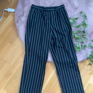 Kostymbyxor Asos Design - Stiliga, vida kostymbyxor. Oftast tvättat i kemtvätt för att undvika slitage.  obs! nedre söm har sprätts upp för extra längd men går att sy upp igen. 😊