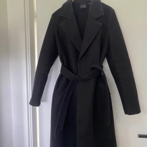 Svart kappa med bälte - Säljer min svarta kappa från Veromoda då den är lite för liten för mig, den är använd ett fåtal ggr 💕Nypris 649 kr