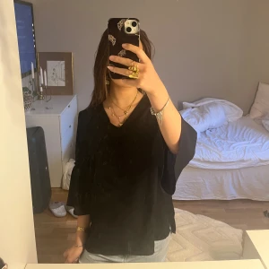 Blus - Trekvartsärmad blus, jättefin men tyvärr för stor för mig