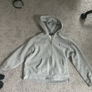 Polo ralph lauren tröja - Polo ralph lauren tröja, storlek 14-16 L/G ,bra skick bara använd några gånger