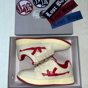 Lost Boys Candice Lows - Ett par helt nya, aldrig använda Lost Boys Candice Lows. Storlek 42. Box och stickers medföljer. Nypris ca 2200kr. Skriv privat om du har frågor!