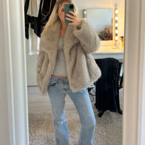 Pälsjacka  - Säljer denna sååå fina beiga pälsjacka från Zara! Super snygg och varm till vintern!  🩷 köpt för 1300 och säljer endast för 1000 då den är eftertraktad och i ett bra skick! 