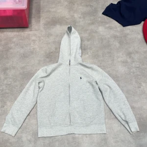 Polo Ralph Lauren zip hoodie  - Tjena lägger nu ut min polo zip hoodie i strålande skick för endast 549kr, passar dig som är runt 160/165, priset är inte hugget i sten vid en snabb affär, skriv vid funderingar😃
