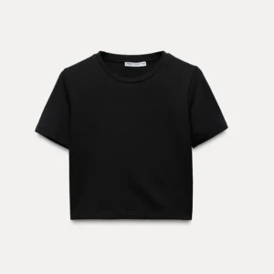 Croppad T-Shirt Zara - super bra skick, går jättebra att ha ovanför exempelvis ett spetslinne eller typ ett vitt linne. säljer då jag aldrig använder den. är inte super bra på att ta bilder så lägger upp från nätet och en gammal video men går super att fråga om mer bilder💗