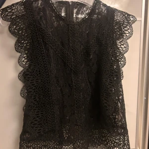 Snygg spets topp - Spets topp från zara i strl Xs💓 super bra skick, dragkedja på baksidan  Skriv privat vid frågor eller intresse
