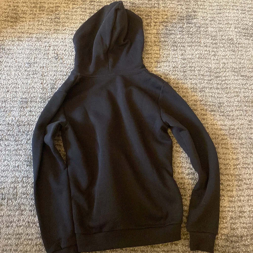 Säljer en helt ny Andy by Frank dandy zip som aldrig använt förut i storlek S säljer den pga den är för stor för mig skick 10/10. Hoodies.